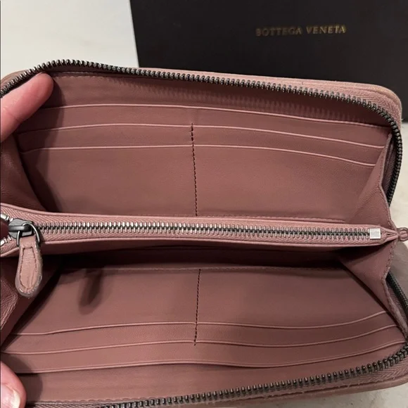 Bottega Veneta Intrecciato Leather zippy wallet in Mauve Full Inclusion - Picture 8 of 15